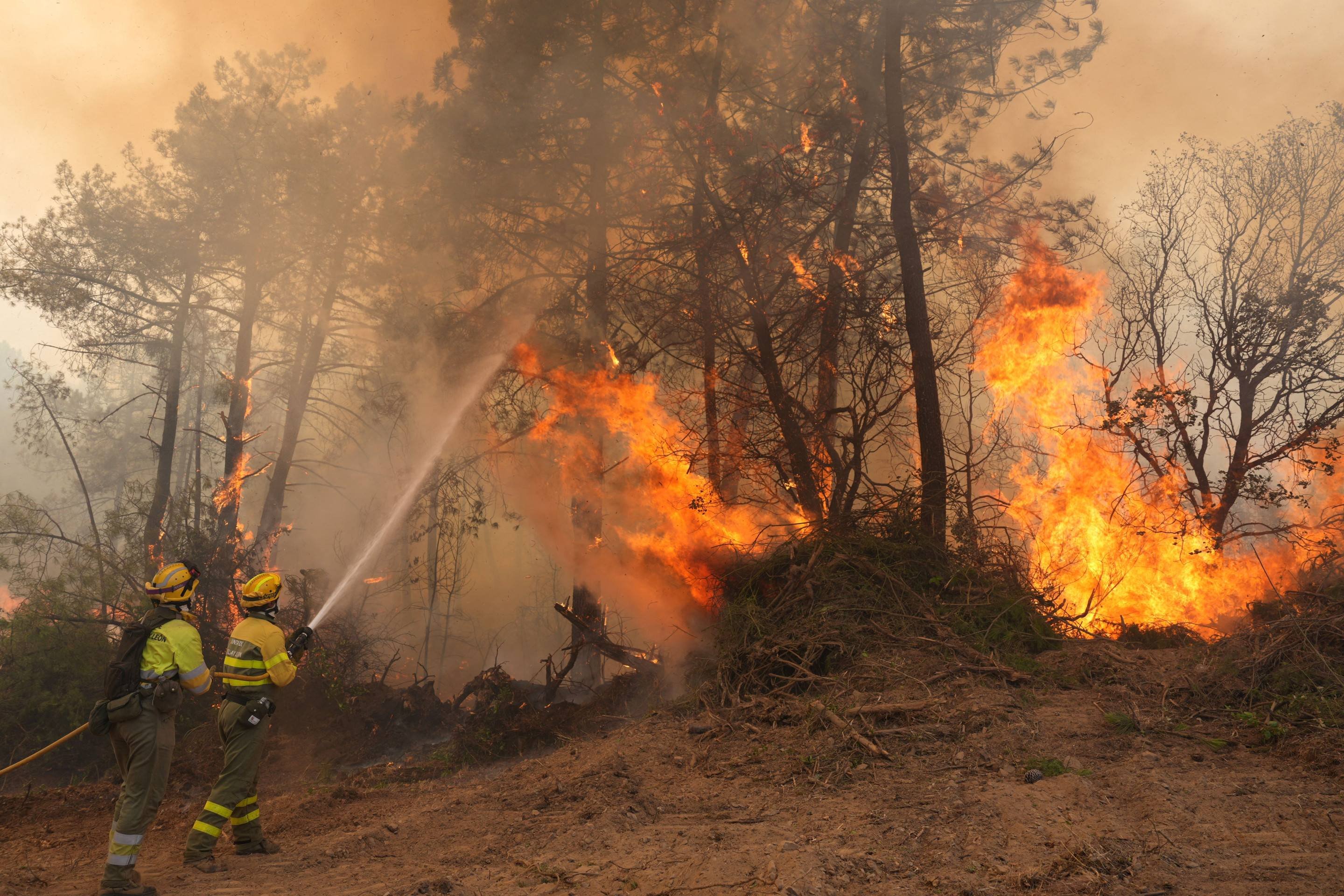 Na imagem, os inc&ecirc;ndios h&aacute; 80 km a oeste de Madri neste s&aacute;bado (25/7)