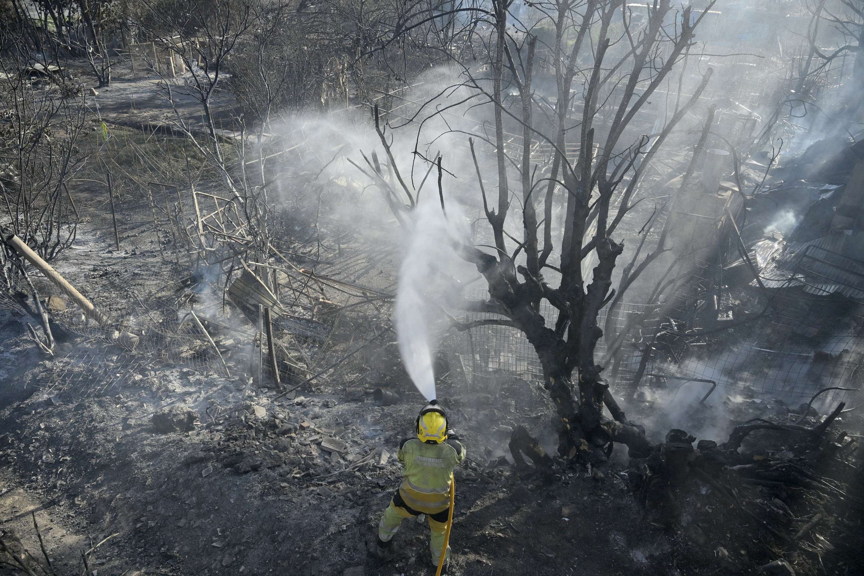 Bombeiros combatem o fogo
