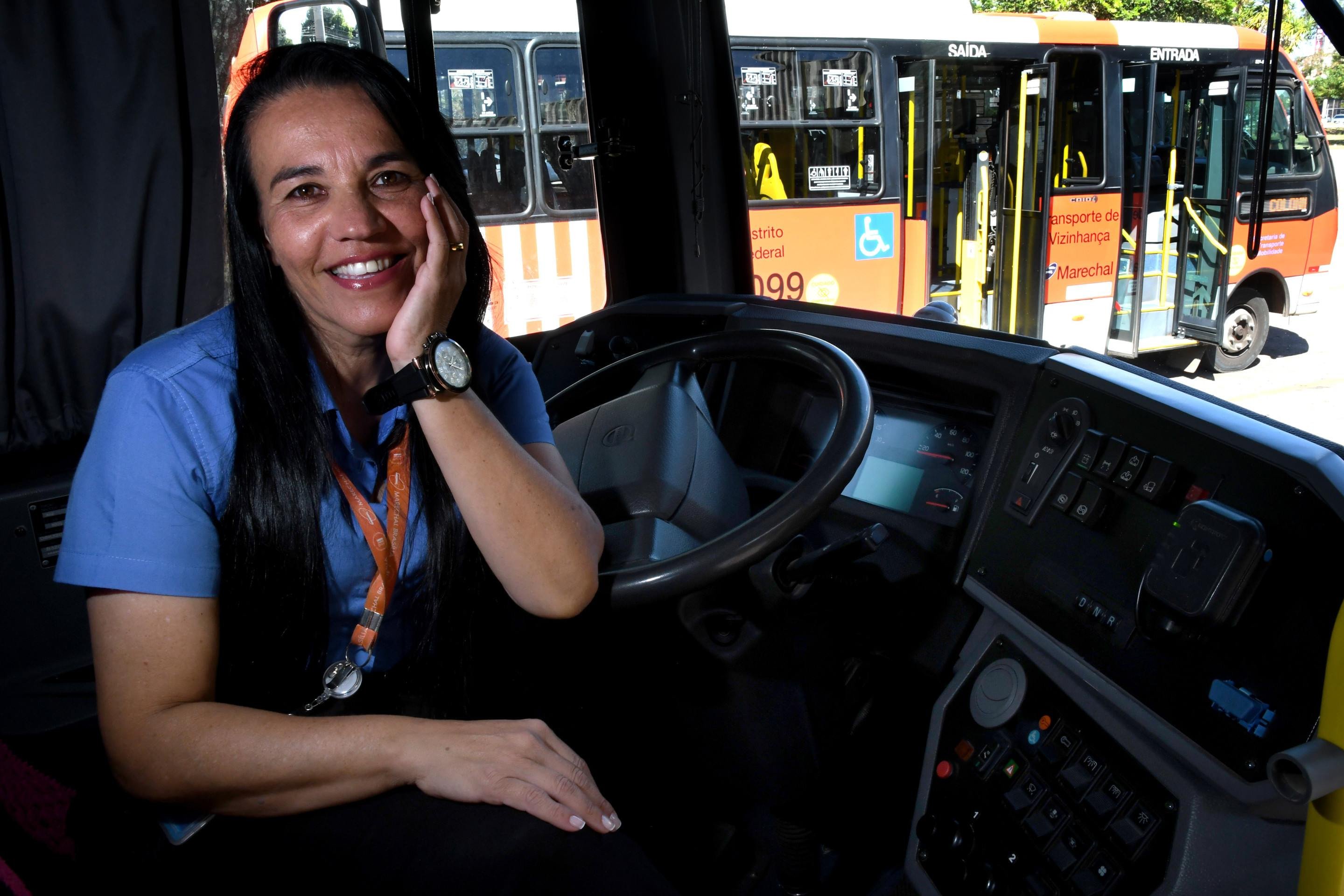 Tatiana Keller deixou a enfermagem para ser motorista de &ocirc;nibus