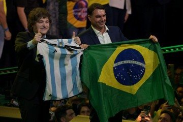 Setores do governo enxergam existência de jogo combinado para Flávio no qual Milei é uma engrenagem -  (crédito: Nelson Almeida/AFP)