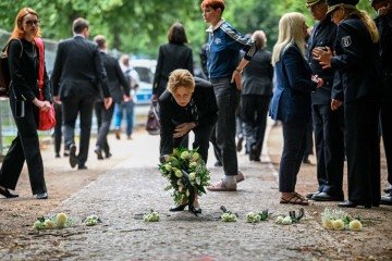 O veículo utilizado no ataque foi periciado no local, próximo ao Parque Tiergarten, centro de Berlim - (crédito: Annegret Hilse/Reuters/AFP) O veículo utilizado no ataque foi periciado no local, próximo ao Parque Tiergarten, centro de Berlim - (crédito: Annegret Hilse/Reuters/AFP)