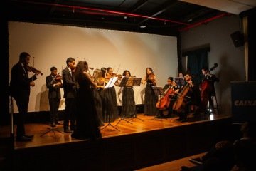 Na última quinta-feira (09), o concerto 'Ecos Sinfônicos: Uma Viagem Musical', na Caixa Cultural, proporcionou ao público uma experiência inesquecível, conduzindo a plateia por diferentes épocas, estilos e culturas da música de concerto. - (crédito: Reprodução/Instagram/Gerciane Marques - Ascom OCC) Na última quinta-feira (09), o concerto 'Ecos Sinfônicos: Uma Viagem Musical', na Caixa Cultural, proporcionou ao público uma experiência inesquecível, conduzindo a plateia por diferentes épocas, estilos e culturas da música de concerto. - (crédito: Reprodução/Instagram/Gerciane Marques - Ascom OCC)