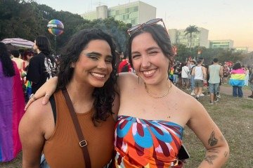 Amigas Beatriz De Paula e Ingrid Marques (da esquerda para a direita) curtem juntas  a Parada do Orgulho
 -  (crédito:   Vitoria Torres CB/DA Press)