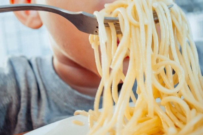 Lanches ultraprocessados nas prateleiras de uma barraca de comida em Nápoles - (crédito: BBC) Lanches ultraprocessados nas prateleiras de uma barraca de comida em Nápoles - (crédito: BBC)