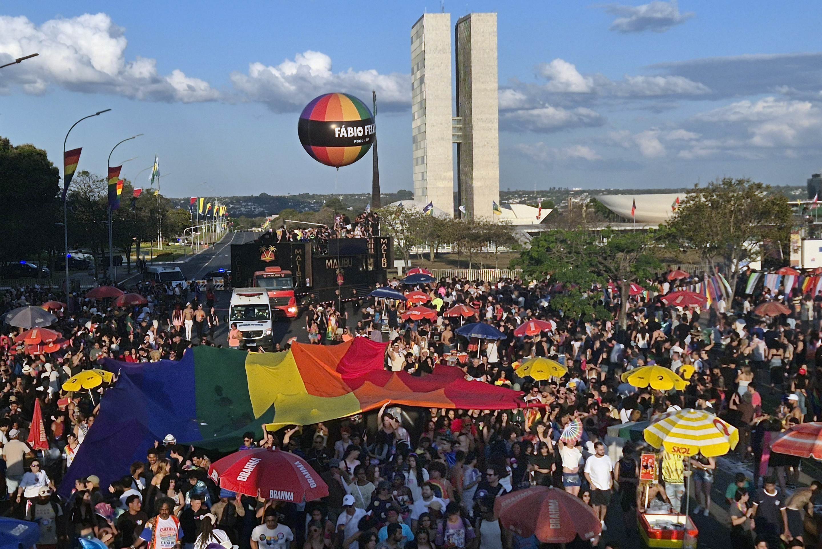 VIG&Eacute;SIMA S&Eacute;TIMA Parada do orgulho LGBT  na Esplanada