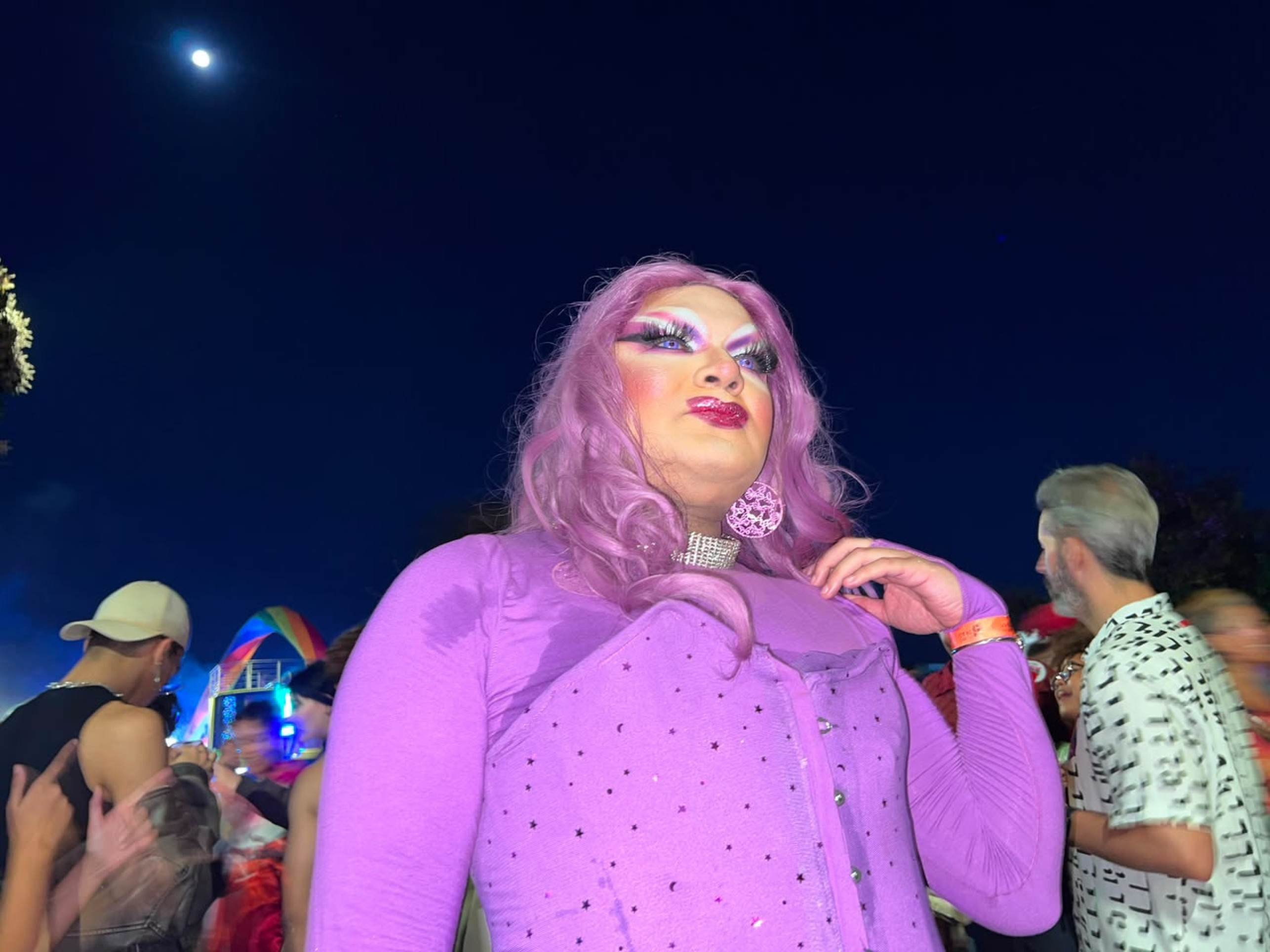 Dragqueen Poltergeist expressa sua arte e resist&ecirc;ncia  