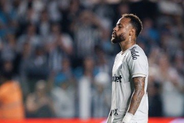 Neymar marcou duas vezes contra a Chapecoense, mas amarelo por confusão no gramado o tira do jogo contra o Athletico-PR -  (crédito: Raul Baretta/Santos)