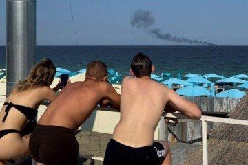 Na praia, há avisos sobre a presença de minas explosivas -  (crédito: BBC)
