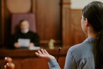 Promotora explica que, em casos de rés em que a legítima defesa é considerada, normalmente retoma-se o histórico de ameaças e agressões de uma relação - (crédito: Getty Images) Promotora explica que, em casos de rés em que a legítima defesa é considerada, normalmente retoma-se o histórico de ameaças e agressões de uma relação - (crédito: Getty Images)