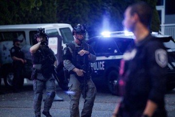 Um dos presentes relatou à imprensa local que a cena era de 'puro caos' após os disparos. - (crédito: Reuters) Um dos presentes relatou à imprensa local que a cena era de 'puro caos' após os disparos. - (crédito: Reuters)