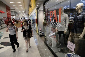 Segundo o IBGE, o comércio no DF empregava 164,6 mil pessoas em 2024, distribuídas por 24,9 mil unidades locais com receita de revenda -  (crédito: Minervino Júnior/CB/D.A.Press)