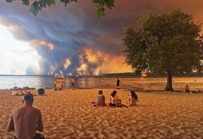'Dragão das nuvens que cospe fogo': a assustadora tempestade provocada por incêndio nos céus da França -  (crédito: EPA/Shutterstock) -'Dragão das nuvens que cospe fogo': a assustadora tempestade provocada por incêndio nos céus da França -  (crédito: EPA/Shutterstock)