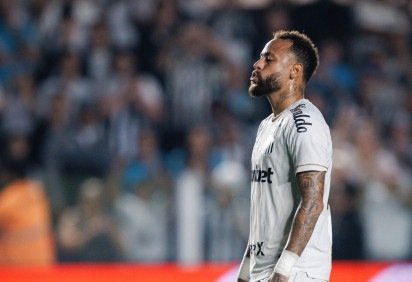 Neymar marcou duas vezes contra a Chapecoense, mas amarelo por confusão no gramado o tira do jogo contra o Athletico-PR -  (crédito: Raul Baretta/Santos) -Neymar marcou duas vezes contra a Chapecoense, mas amarelo por confusão no gramado o tira do jogo contra o Athletico-PR -  (crédito: Raul Baretta/Santos)
