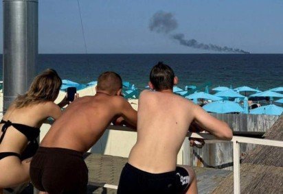 Na praia, há avisos sobre a presença de minas explosivas -  (crédito: BBC) -Na praia, há avisos sobre a presença de minas explosivas -  (crédito: BBC)