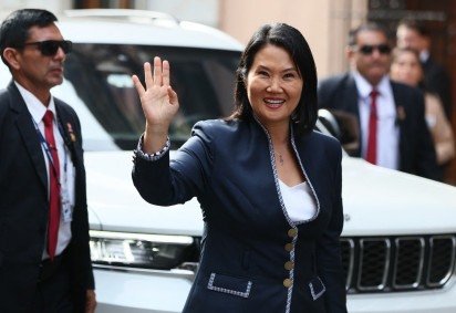 Keiko Fujimori acena para a imprensa na chegada à Chancelaria, em Lima, para reuniões com delegações estrangeiras enviadas para a posse -  (crédito: Connie France/AFP) -Keiko Fujimori acena para a imprensa na chegada à Chancelaria, em Lima, para reuniões com delegações estrangeiras enviadas para a posse -  (crédito: Connie France/AFP)