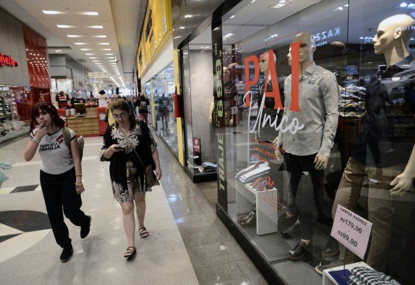 Segundo o IBGE, o comércio no DF empregava 164,6 mil pessoas em 2024, distribuídas por 24,9 mil unidades locais com receita de revenda -  (crédito: Minervino Júnior/CB/D.A.Press)