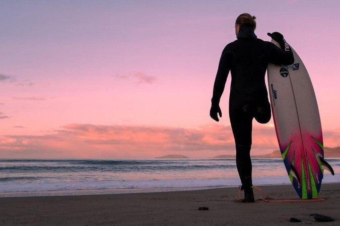 Llywelyn Williams (à direita) após competir no Campeonato Australiano Profissional de Surfe Adaptado Bright Sky de 2026 - (crédito: BBC | Ryan Dein) Llywelyn Williams (à direita) após competir no Campeonato Australiano Profissional de Surfe Adaptado Bright Sky de 2026 - (crédito: BBC | Ryan Dein)