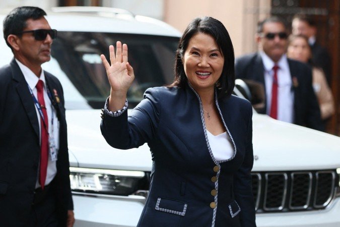 Keiko Fujimori acena para a imprensa na chegada à Chancelaria, em Lima, para reuniões com delegações estrangeiras enviadas para a posse - (crédito: Connie France/AFP) Keiko Fujimori acena para a imprensa na chegada à Chancelaria, em Lima, para reuniões com delegações estrangeiras enviadas para a posse - (crédito: Connie France/AFP)