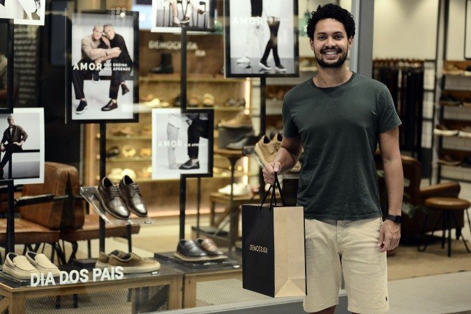 Pablo Piau aproveitou as compras da sua formatura para procurar o presente do pai - (crédito: Fotos: Minervino Júnior/CB/D.A.Press) Pablo Piau aproveitou as compras da sua formatura para procurar o presente do pai - (crédito: Fotos: Minervino Júnior/CB/D.A.Press)