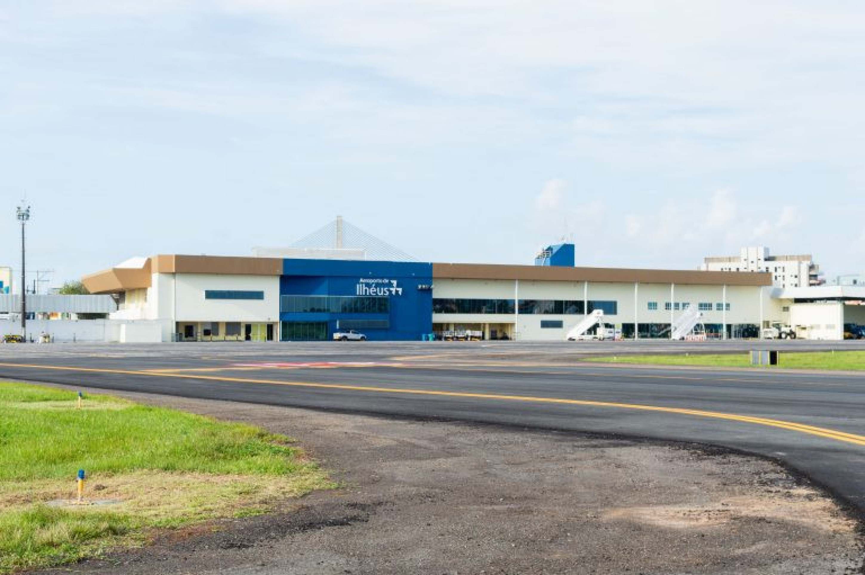 Aeroporto de Ilhéus suspende voos após pneu de avião estourar durante pouso