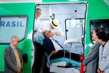 Presidente Lula, Padilha e Tedros Adhanom durante visita a veículo do Samu, no Hospital Federal do Andaraí, no Rio -  (crédito: Ricardo Stuckert/PR)