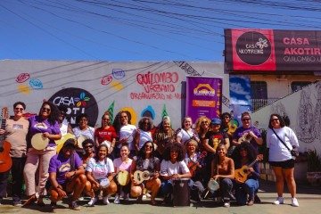 Participantes do Projeto Alvorecer em frente &agrave; Casa Akotirene, local das oficinas de samba para mulheres em Ceil&acirc;ndia -  (crédito: Divulga&ccedil;&atilde;o)