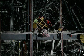 Destruição exposta da fachada do Shopping Aeon, em Kashima, onde o segundo andar ruiu: funcionários ficaram nos escombros -  (crédito: Yuichi Yamazaki/AFP)