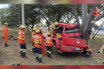 O condutor do ve&iacute;culo e o passageiro foram encontrados dentro do caminh&atilde;o, que estava fora da pista -  (crédito: Foto: Divulga&ccedil;&atilde;o/CBMDF)