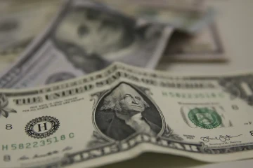 A valorização da moeda norte-americana ocorreu na contramão do mercado internacional, onde o dólar perdeu força frente a outras divisas - (crédito: Marcello Casal Jr/Agência Brasil) A valorização da moeda norte-americana ocorreu na contramão do mercado internacional, onde o dólar perdeu força frente a outras divisas - (crédito: Marcello Casal Jr/Agência Brasil)