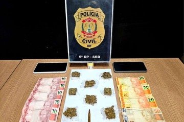 Nos dois flagrantes, foram encontradas porções de droga, celulares e dinheiro, além de uma munição de fuzil calibre 5,56
 -  (crédito: Divulgação: PCDF)