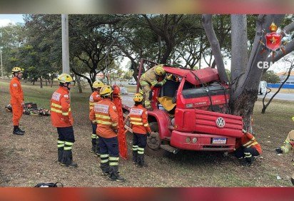 O condutor do ve&iacute;culo e o passageiro foram encontrados dentro do caminh&atilde;o, que estava fora da pista -  (crédito: Foto: Divulga&ccedil;&atilde;o/CBMDF) -O condutor do ve&iacute;culo e o passageiro foram encontrados dentro do caminh&atilde;o, que estava fora da pista -  (crédito: Foto: Divulga&ccedil;&atilde;o/CBMDF)