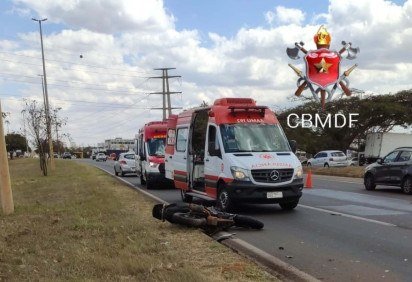 No local do acidente, a equipe encontrou o condutor e o passageiro da motocicleta no canteiro central da rodovia -  (crédito: Divulgação:CBMDF) -No local do acidente, a equipe encontrou o condutor e o passageiro da motocicleta no canteiro central da rodovia -  (crédito: Divulgação:CBMDF)