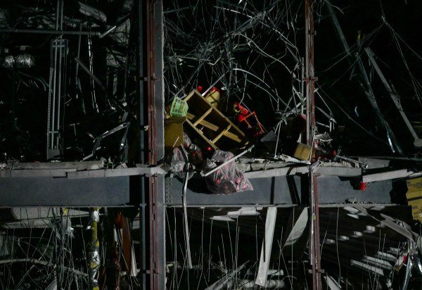 Destruição exposta da fachada do Shopping Aeon, em Kashima, onde o segundo andar ruiu: funcionários ficaram nos escombros