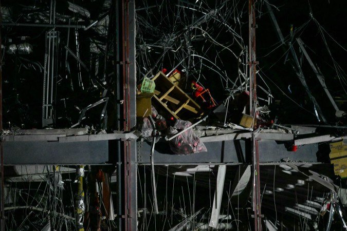 Destruição exposta da fachada do Shopping Aeon, em Kashima, onde o segundo andar ruiu: funcionários ficaram nos escombros - (crédito: Yuichi Yamazaki/AFP) Destruição exposta da fachada do Shopping Aeon, em Kashima, onde o segundo andar ruiu: funcionários ficaram nos escombros - (crédito: Yuichi Yamazaki/AFP)