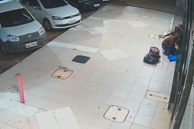 Câmera flagra ação de homem, preso pela PCDF por furto - (crédito: PCDF/Divulgação) Câmera flagra ação de homem, preso pela PCDF por furto - (crédito: PCDF/Divulgação)