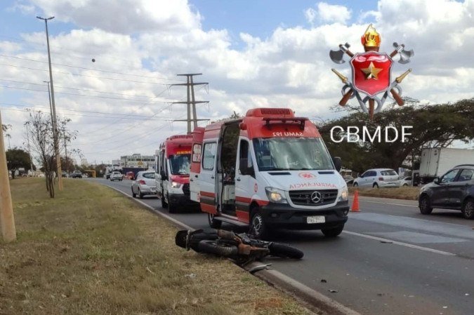 No local do acidente, a equipe encontrou o condutor e o passageiro da motocicleta no canteiro central da rodovia - (crédito: Divulgação:CBMDF) No local do acidente, a equipe encontrou o condutor e o passageiro da motocicleta no canteiro central da rodovia - (crédito: Divulgação:CBMDF)
