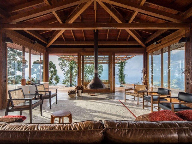 O estilo rústico ajuda a deixar os ambientes mais acolhedores (Imagem: Maíra Acayaba | Projeto: Sabella Arquitetura) -  (crédito: EdiCase)