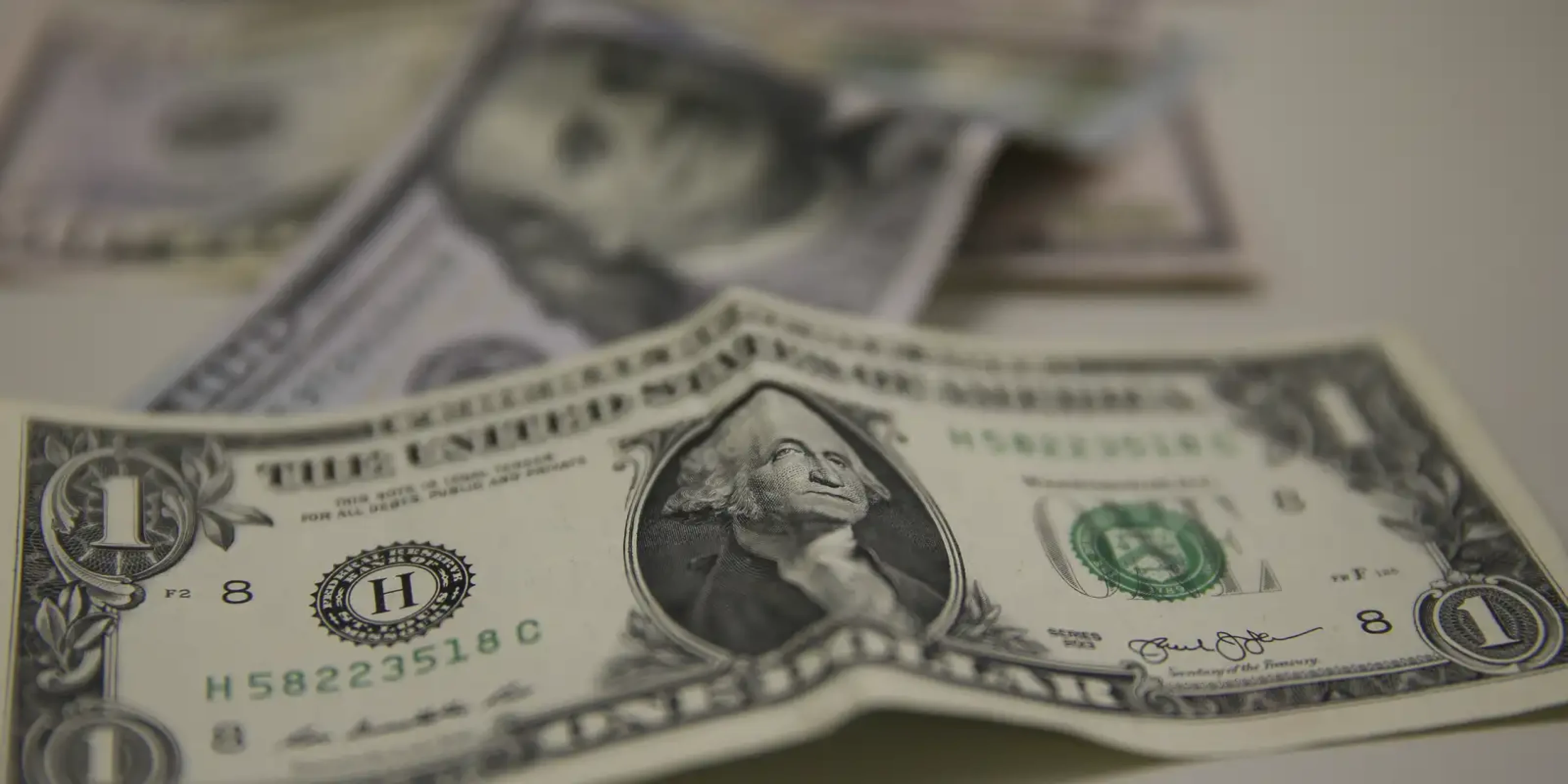 Dólar sobe com expectativa de corte da Selic e Ibovespa fecha estável