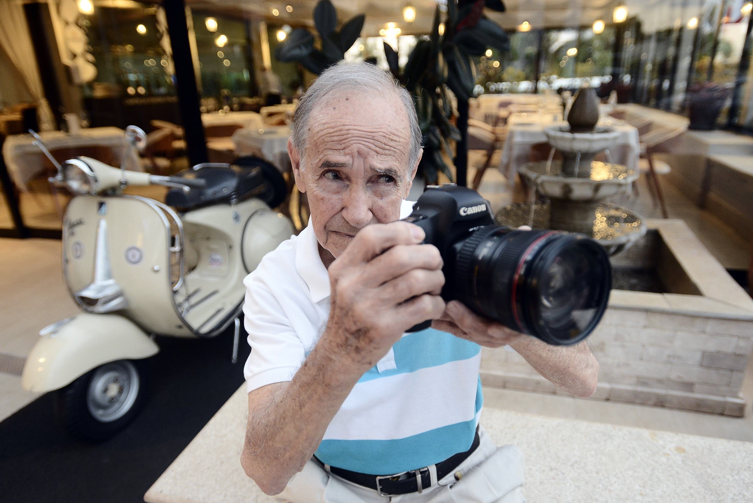 Aos 88 anos, Oswaldinho Rocha ainda sai toda noite para fotografar Brasília
