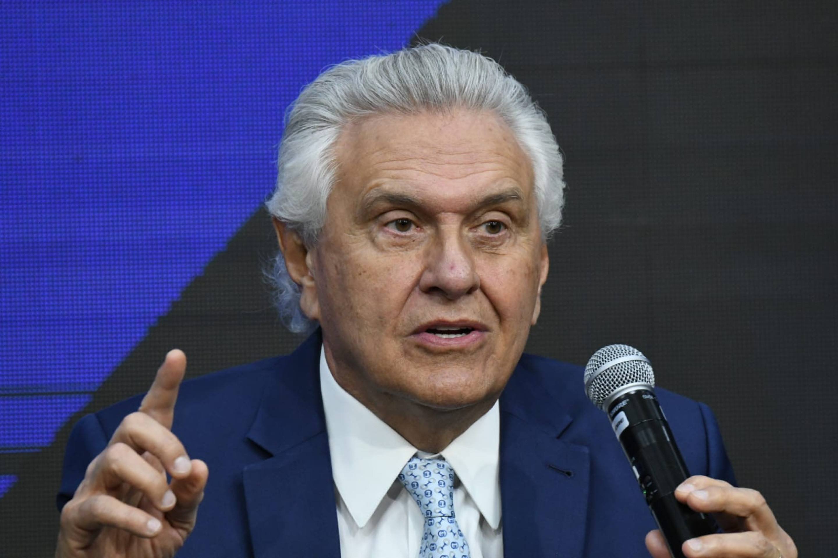 Caiado chama medidas do governo de 