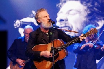 Glen Hansard tinha 56 anos e chegou a ser atendido no local mas não resistiu, ele deixa esposa e um filho - (crédito: Reprodução/Redes Sociais) Glen Hansard tinha 56 anos e chegou a ser atendido no local mas não resistiu, ele deixa esposa e um filho - (crédito: Reprodução/Redes Sociais)
