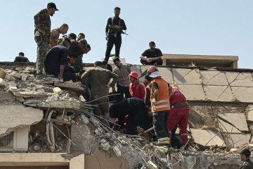 Forças de segurança e socorristas buscam vítimas de bombardeios a base de milícia xiita pró-Irã na província iraquiana de Dyala  -  (crédito: AFP)