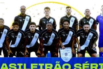 Time posado da Ponte Preta antes de jogo da Série B do Campeonato Brasileiro -  (crédito: Foto: Marcos Ribolli / PontePress)