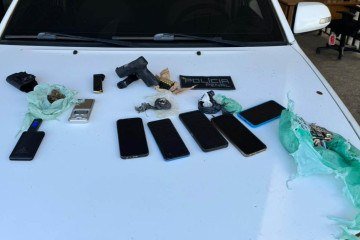 Foram apreendidos uma pistola 9mm. munições, entorpecentes, um bloqueador de GPS e cinco celulares, além de R$ 520 - (crédito: Seape/Divulgação) Foram apreendidos uma pistola 9mm. munições, entorpecentes, um bloqueador de GPS e cinco celulares, além de R$ 520 - (crédito: Seape/Divulgação)