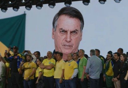 PL usou IA do ex-presidente na convenção que confirmou Flávio Bolsonaro na corrida ao Planalto -  (crédito: Reprodução/YouTube) -PL usou IA do ex-presidente na convenção que confirmou Flávio Bolsonaro na corrida ao Planalto -  (crédito: Reprodução/YouTube)