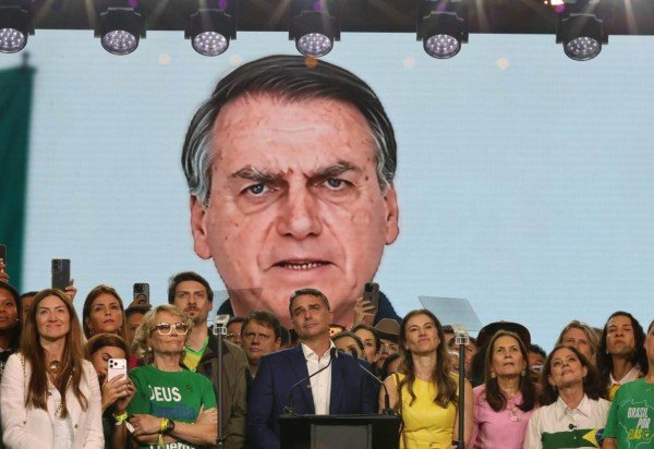 No vídeo, a IA de Bolsonaro faz apelo para que os apoiadores recebam o filho 'de braços abertos' na disputa pelo Palácio do Planalto -  (crédito: Beto Barata/PL)