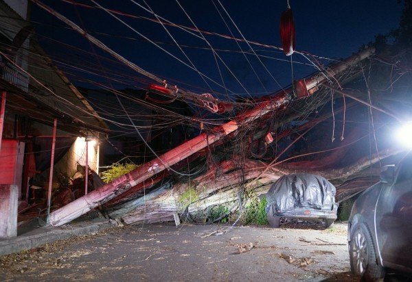 Postes de energia el&eacute;trica ca&iacute;ram, deixando v&aacute;rios bairros do Rio de Janeiro no escuro. Duas pessoas morream no bairro de Santa Teresa -  (crédito:  AFP)