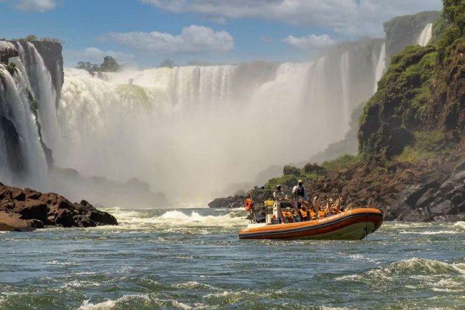 Macuco Safari oferece navegação de barco perto das quedas d'água das Cataratas do Iguaçu - (crédito: Divulgação/ Macuco Safari) Macuco Safari oferece navegação de barco perto das quedas d'água das Cataratas do Iguaçu - (crédito: Divulgação/ Macuco Safari)