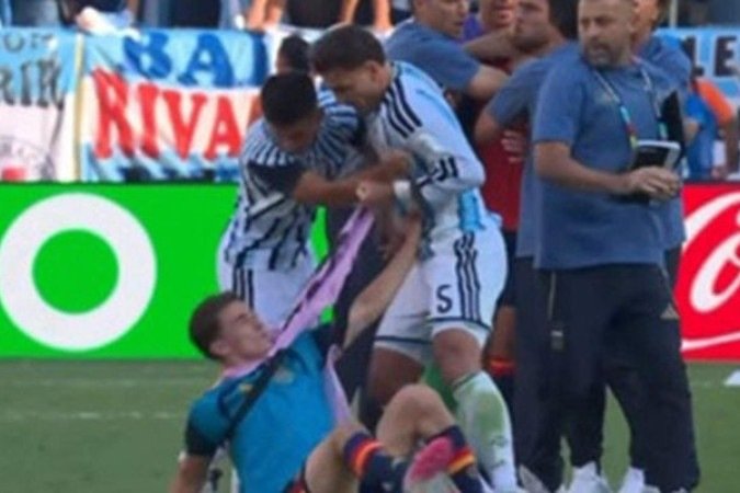 Paredes agride Gavi depois do apito final da decisão entre Espanha e Argentina - (crédito: Reprodução de vídeo) Paredes agride Gavi depois do apito final da decisão entre Espanha e Argentina - (crédito: Reprodução de vídeo)