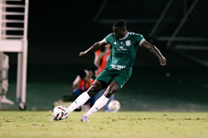 Zagueiro vibrou pelo apoio da torcida nas últimas classificações do Gama: Zagueiro vibrou pelo apoio da torcida nas últimas classificações do Gama: